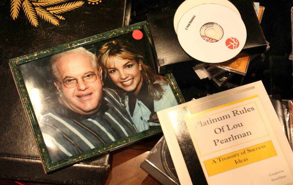 Una imagen de Lou Pearlman con Britney Spears y otros objetos personales del empresario en la subasta de sus bienes en Florida, en junio de 2007.