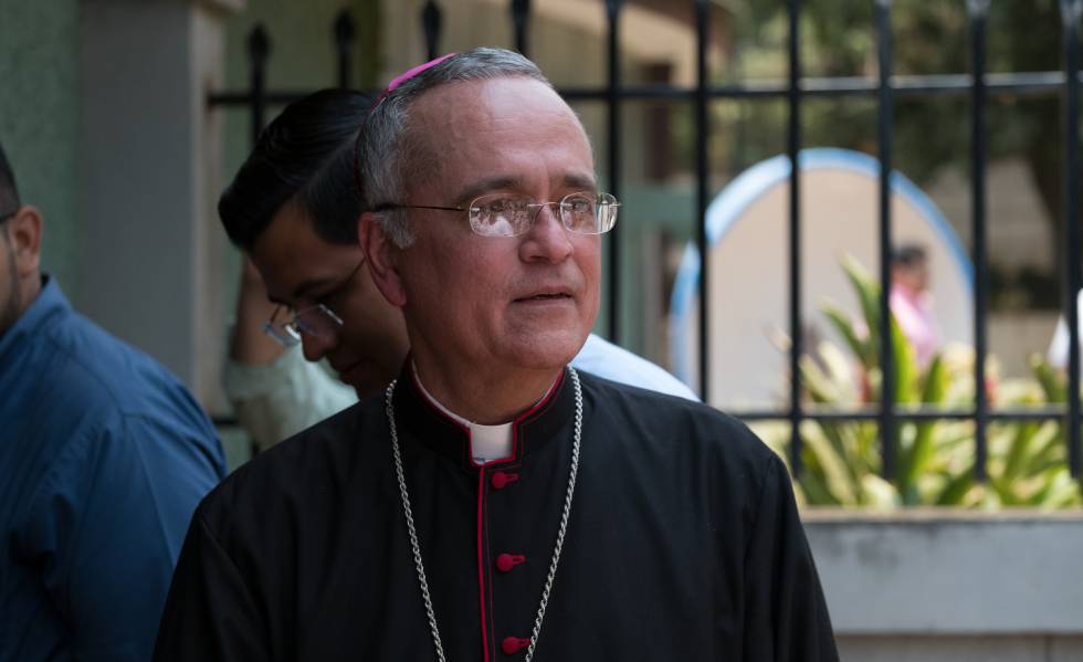 El obispo Auxiliar de Managua, Silvio BÃ¡ez, tras anunciar su regreso a Roma.