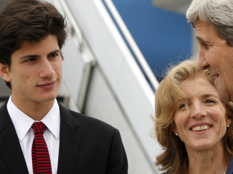 Jack Schlossberg, su madre Caroline Kennedy y John Kerry.