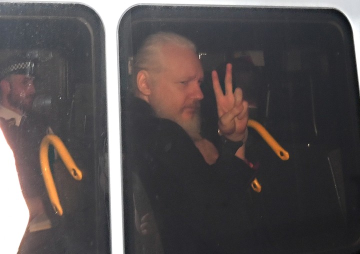 Julian Assange hace la V de la victoria tras su arresto en Londres. / dpa