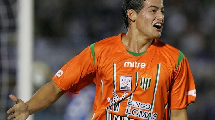 El futbolista James Rodríguez con la camiseta del Envigado FC en un partido de fútbol.