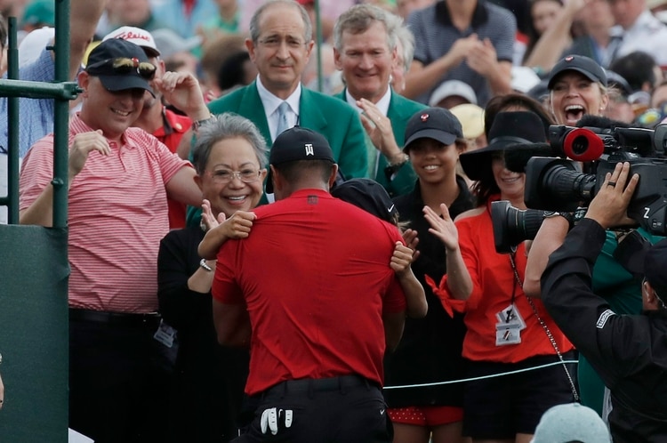 El abrazo de Woods con su madre Kultida y su hijo Charlie en Augusta (REUTERS/Mike Segar)