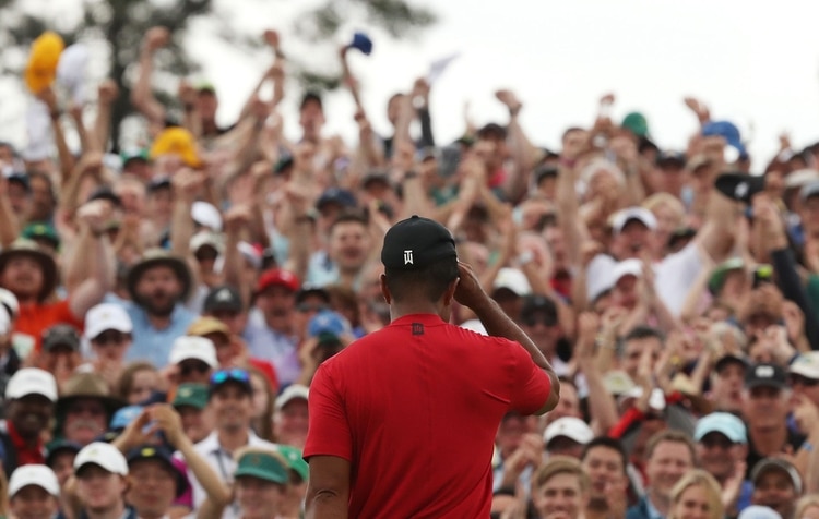 El público se volcó masivamente del lado de Woods en el final del Masters y celebró su retorno (REUTERS/Jonathan Ernst)