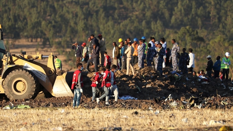 Equipos de rescate en el lugar donde se estrelló el Boeing 737 MAX de Ethiopian Airlines, en Etiopía (Reuters)