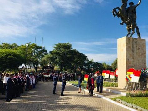 El acto instalado a los pies del monumento a "Moto" Méndez en Tarija.