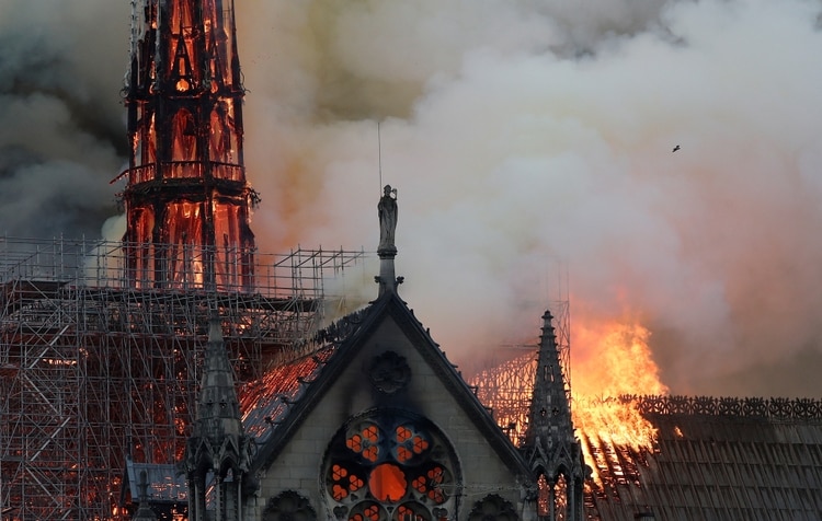 Aún se desconocen las causas del fuego, pero las especulaciones están a la orden del día. REUTERS/Benoit Tessier