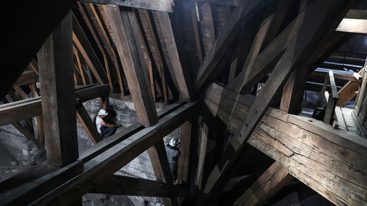 La estructura de madera del techo de Notre Dame, donde se habría iniciado el fuego, se encontraba con trabajos de restauración (Foto: AFP)