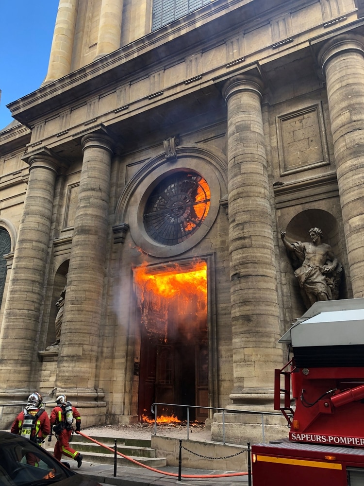 El incendio de la iglesia de Saint-Sulpice, un mes atrás (Foto: Reuters)