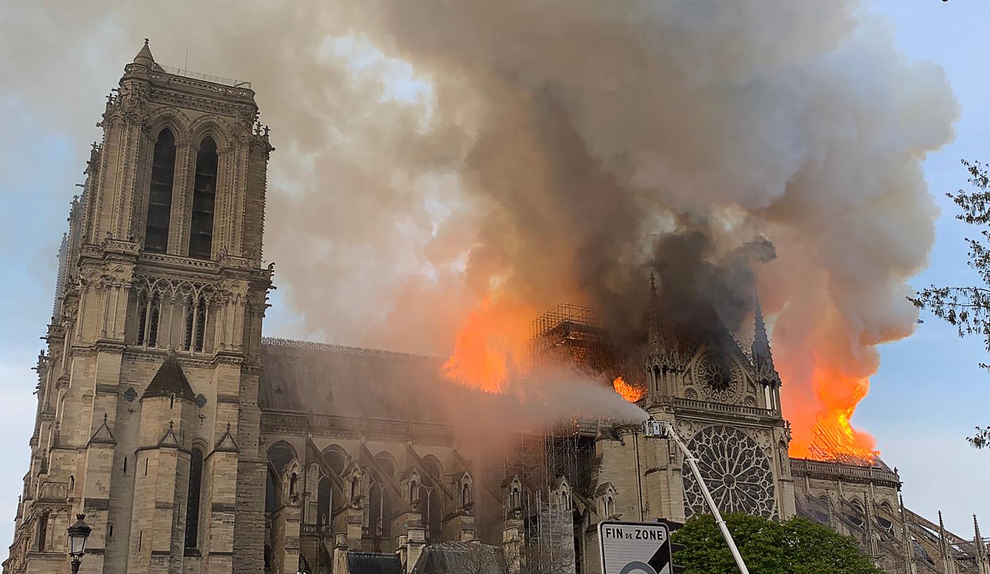No, Trump. El incendio de Notre Dame no se puede apagar con agua. Aquí la razón