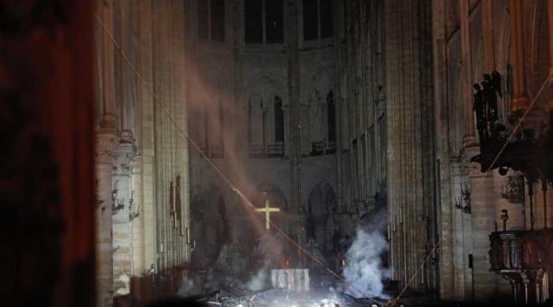 La cruz en el altar de la catedral de Notre Dame no resultó afectada, tras el voraz incendio que consumió el techo de la edificación, este 15 de abril del 2019. Foto: AFP