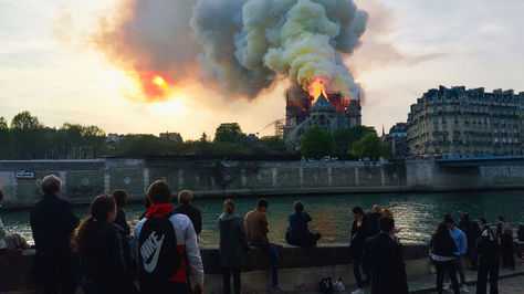 Vista de la catedral Notre-Dame durante el incendio.