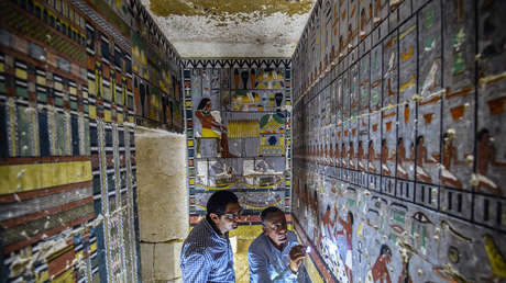 Especialistas inspeccionan la tumba del antiguo noble egipcio Khewi en la necrópolis de Saqqara, 13 de abril de 2019.