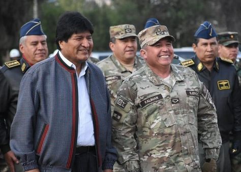 El presidente Evo Morales y el comandante de las FFAA, Williams Kaliman.