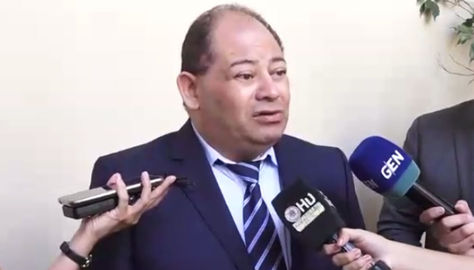El ministro Carlos Romero atiende a la prensa paraguaya