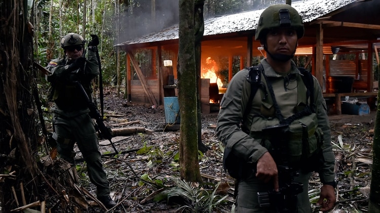 Con la salida de las FARC del conflicto los espacios abandonados están siendo disputados por organizaciones armadas por ser zonas privilegiadas para mercados ilícitos. (AFP)