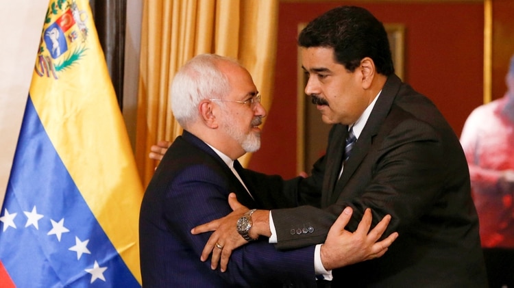 El dictador venezolano Nicolás Maduro y el ministro de Relaciones Exteriores iraní Mohamad Yavad Zarif se abrazan en una reunión en Caracas, en agosto de 2016 (Reuters)