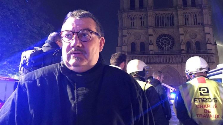 Jean-Marc Fournier, capellán del cuerpo de bomberos de París (@Eloraillere)