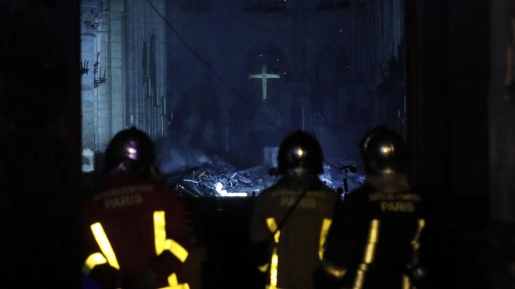 Los bomberos ingresan a la catedral de Notre Dame en París (EFE)