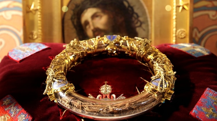 La corona de espinas, unas de las reliquias rescatadas del incendio de Notre Dame (Reuters)