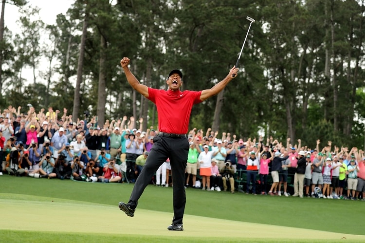 El estadounidense Tiger Woods celebra en el hoyo 18 después de ganar el Masters de Augusta 2019 (REUTERS)