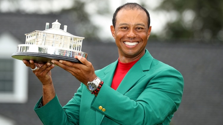 Tiger Woods celebra con su chaqueta verde y trofeo después de ganar el Masters de Augusta 2019 (REUTERS)