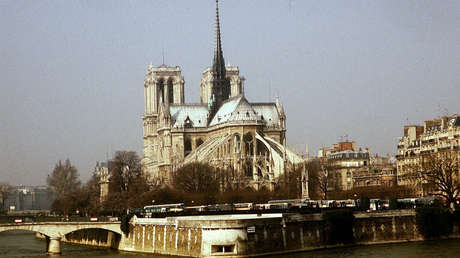 La catedral de Notre Dame de París en 1967.