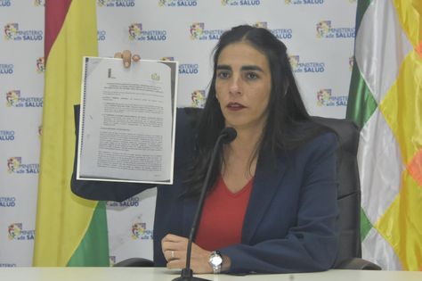 La ministra Gabriela Montaño muestra el acuerdo firmado con Tarija.