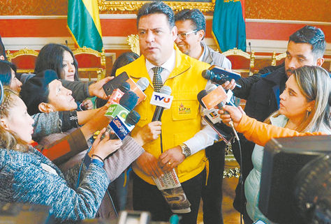 Conferencia. El alcalde Luis Revilla, en el Salón Rojo del Palacio Consistorial, ayer. Foto: GAMLP