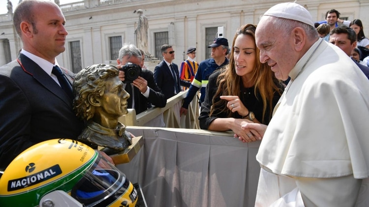 El Papa Francisco junto a Bianca Senna, sobrina del ex piloto de Fórmula 1, en su encuentro en la Plaza San Pedro (Foto: Vaticano)