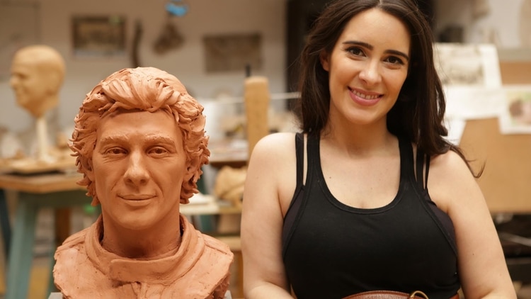 Paula Senna junto a la escultura de su tío (Foto: Instituto Ayrton Senna)