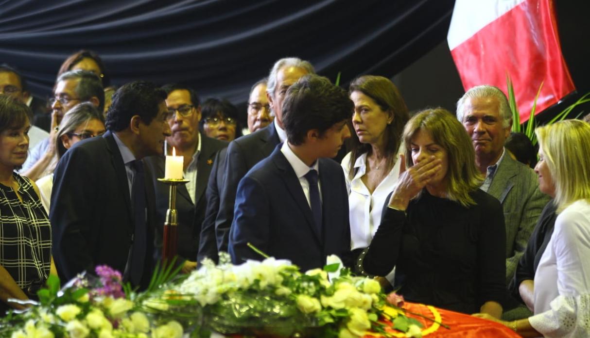 Roxanne Cheesman y Federico Danton lloran frente al féretro del ex presidente Alan García