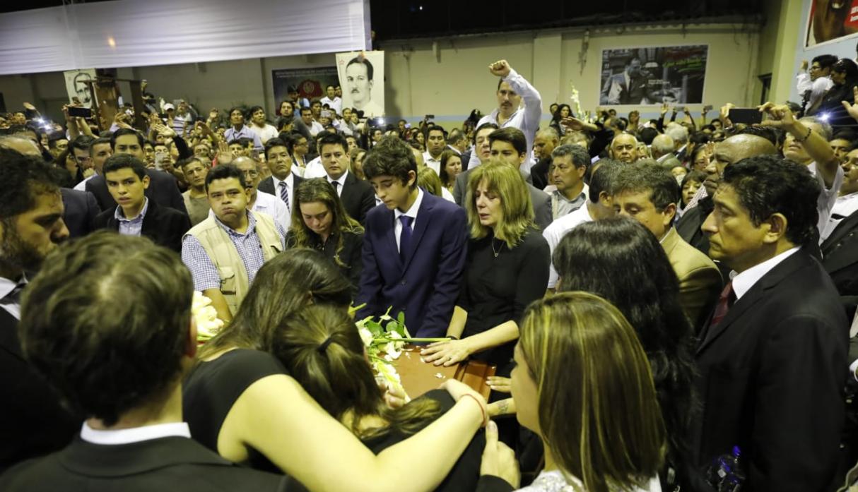 Roxanne Cheesman, Federico Danton y hermanos lloran frente a féretro del ex presidente Alan García. (Piko Tamashiro)