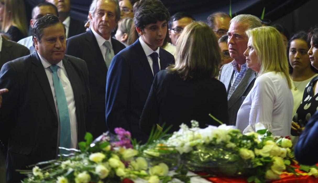 Roxanne Cheesman y Federico Danton lloran frente al féretro del ex presidente Alan García