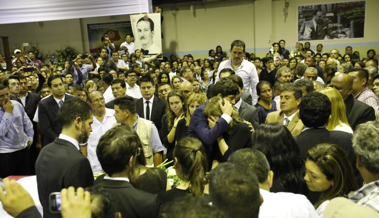 Roxanne Cheesman, Federico Danton y hermanos lloran frente a féretro del ex presidente Alan García. (Piko Tamashiro)