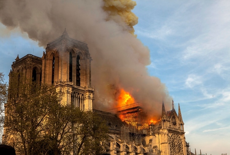Una foto del incendio que afectó la catedral (AP/Vanessa Pena)