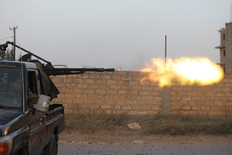Miembros de las fuerzas gubernamentales durante los combates con las milicias de Jalifa Haftar en Ain Zara, cerca de Trípoli (REUTERS/Hani Amara)