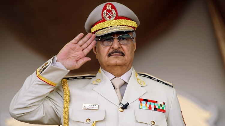 Jalifa Haftar fue uno de los principales generales de Gaddafi hasta su captura en Chad. Luego se convirtió en un enemigo. Aquí, durante una conferencia de seguridad en Bengasi( Abdullah DOMA / AFP)