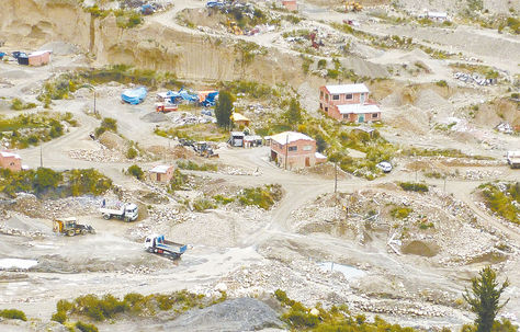 La Paz. Areneros en el sector de Chuquiaguillo y el río Orkojahuira. 
