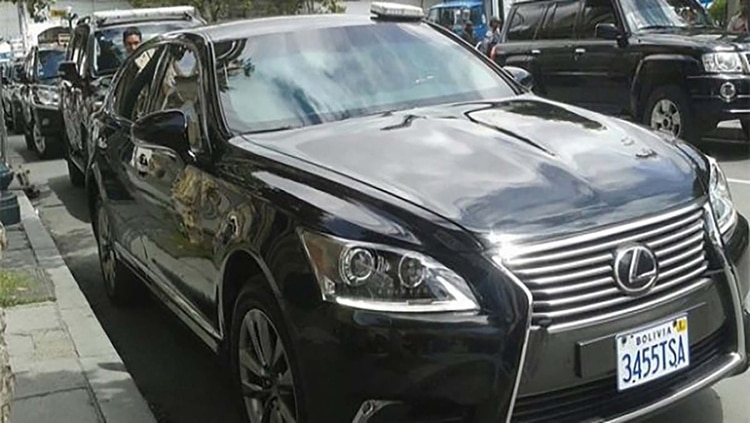 El exclusivo automóvil Lexus blindado en el que se moviliza el presidente boliviano.