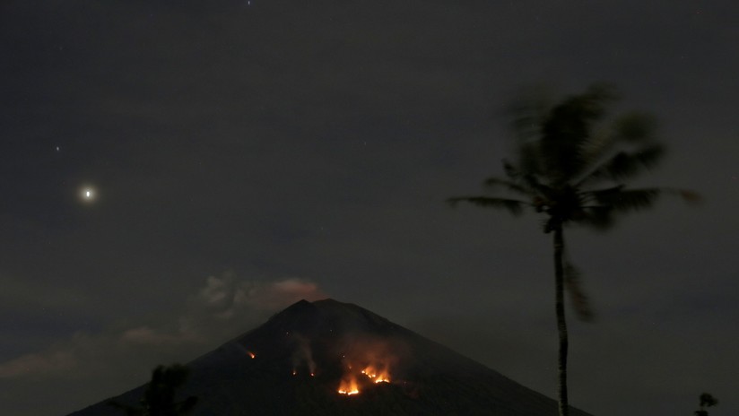 Indonesia: Entra en erupción el estratovolcán Monte Agung (VIDEO)