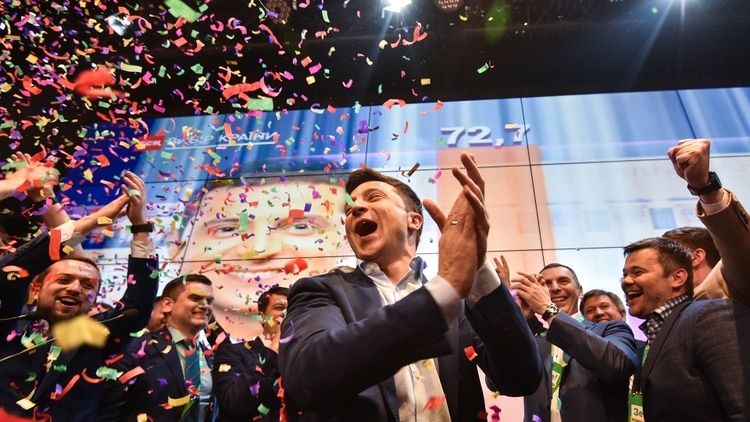 Zelensky celebra con su equipo de campaña (AFP)