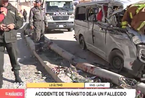 Accidente de transito: Cinco heridos y un fallecido tras choque de minibús contra un poste en la avenida Los Sargentos.
