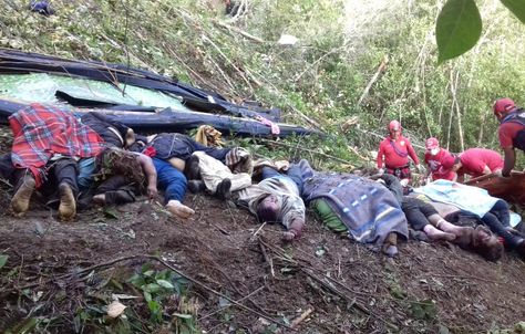 Los cuerpos de las personas fallecidas en la carretera a Los Yungas. Foto: APG