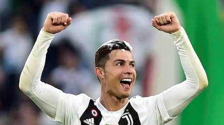 Cristiano Ronaldo celebra la victoria de la Serie A tras vencer a la Fiorentina en el Juventus Stadium de Turín (Italia), el 20 de abril de 2019.