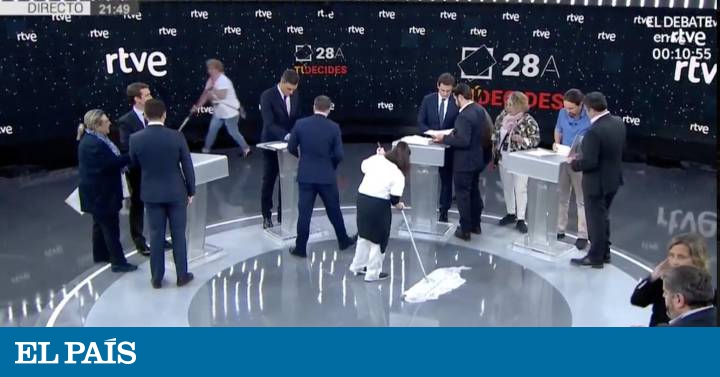 Cuatro hombres hablando de mujeres