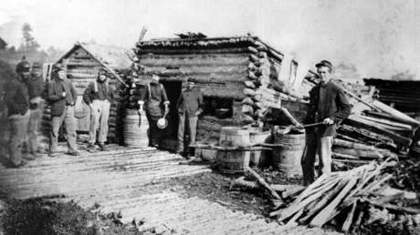 Soldados federales, incluido un antiguo esclavo, frente a las chozas cerca de Fredericksburg, Virginia, durante la Guerra de Secesión en EE.UU. (1861-1865), sin fecha exacta