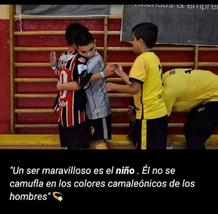 Los chicos del Club Ferro de Río Gallegos se consagraron campeones del Torneo Piedrabuena y fueron a consolar a sus rivales (Club Ferro).