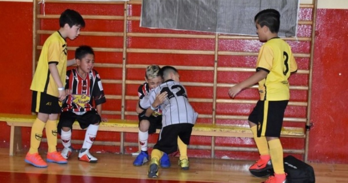 Resultado de imagen para Un gesto que conmueve en las redes: ganaron el torneo y fueron a consolar a sus rivales, que lloraban