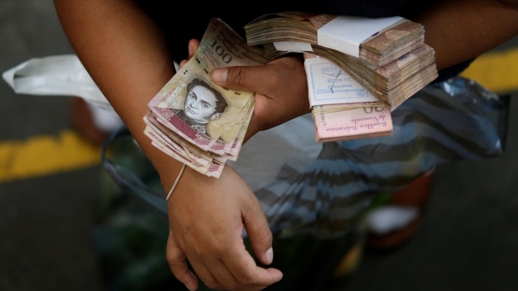 El bolívar venezolano atraviesa una inflación de casi 10.000.000% (Reuters)