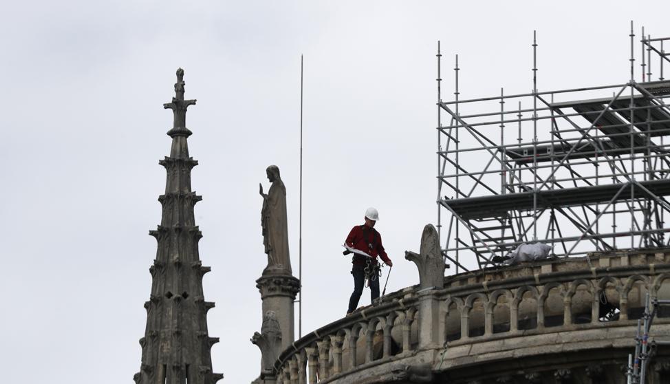 Obreros  que trabajaban en Notre Dame violaron la prohibición de fumar